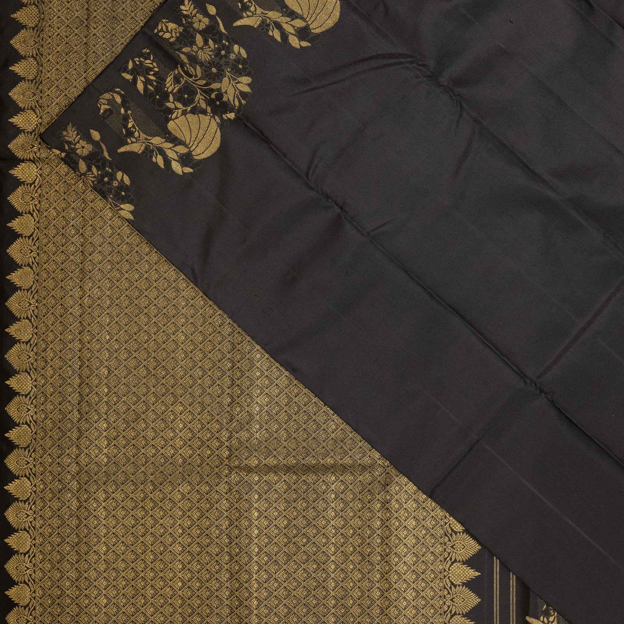 Black Soft Silk Saree – Gold Floral Jacquard Pallu with Elegant Botanical Weave